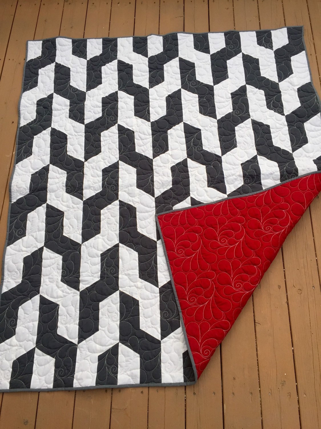 geometric-modern-grey-and-white-quilt