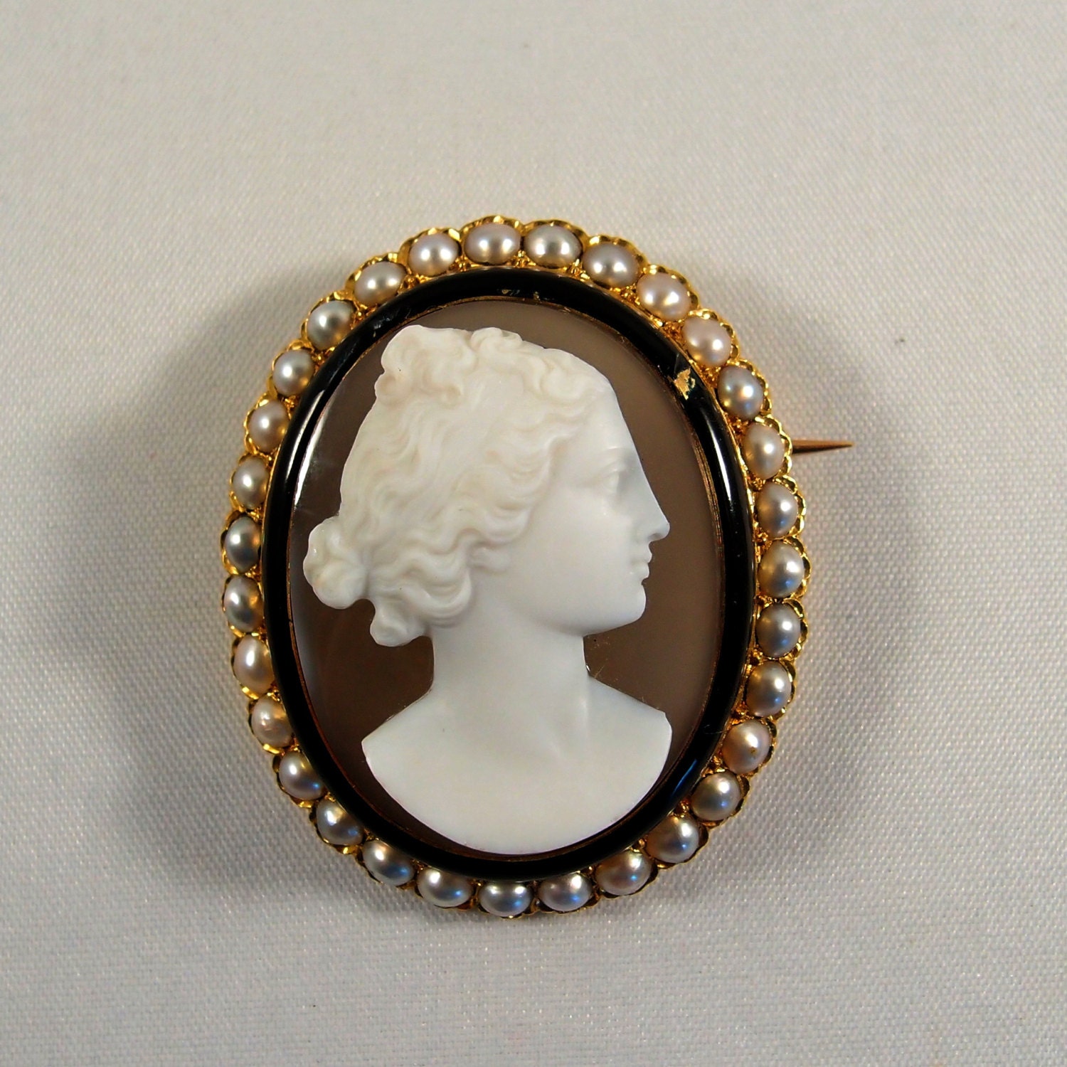 Outstanding Italian cameo brooch with 18K solid gold pearl