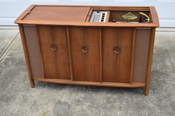 1971 MAGNAVOX PORTABLE STEREO RECORD PLAYER ALONG COMES MARY THE ...