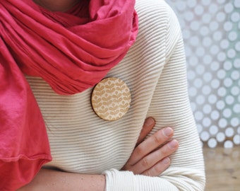 Broche en bois à motifs