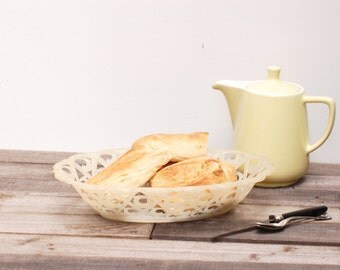 Corbeille à pain en plastic blanc crème des années 60 frenchvintagecharm