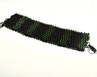Bracelet made of black and olive green rocialles