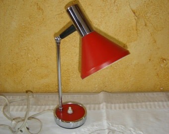 Lampe vintage articulée de bureau rouge et inox. No copy. Red lamp and stainless steel desk. Vintage. Retro. France