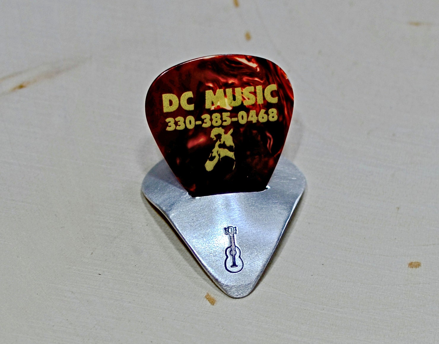 Heart shaped aluminum guitar pick stand and guitar pick holder