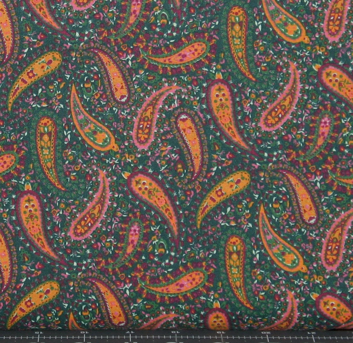 Perfect Paisley in Hunter Green Cotton Quilt Fabric by fabric406