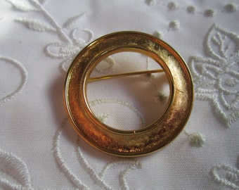 Vintage Gold Tone Trifari Circle Brooch
