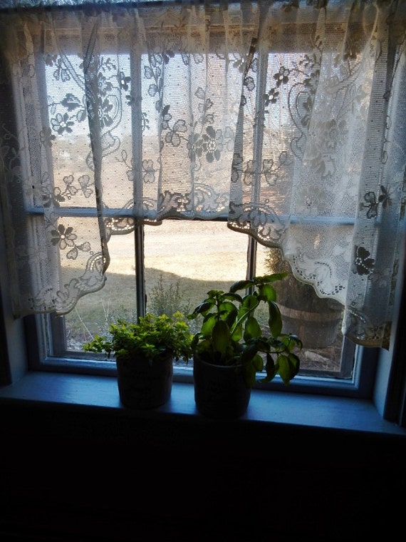 Vintage Cream Cotton Lace Shaped Valance