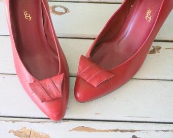 Vintage NINE WEST Leather Heels.size 8 womens.wine red. heels. pumps. shoes. designer vintage. glam. fancy. 9 west. mod. red heels. holiday