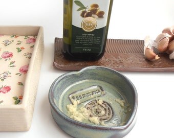 Garlic and oil dipping dish - Ceramic ginger grater - Good appetite in Hebrew letters