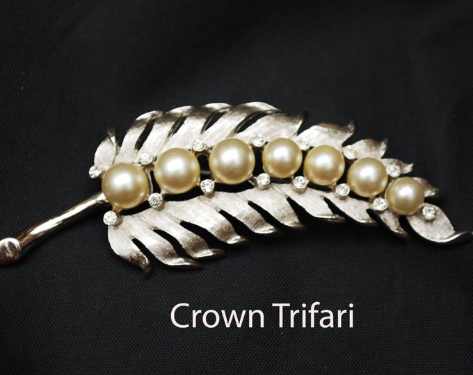 Crown Trifari Leaf Brooch - White Pearl - rhinestone - silver flower - Mid Century pin