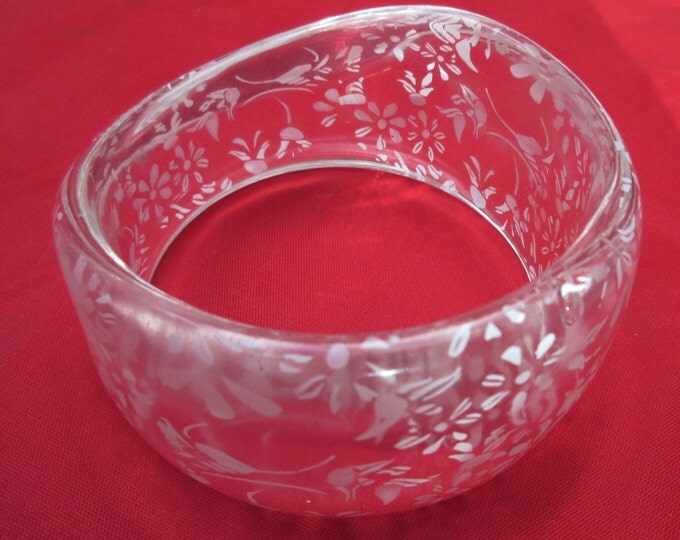 Lucite Wave Bangle - Clear - frosty white etched flowers - Vintage Plastic - Wide Bracelet