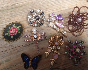 Lot of eight assorted vintage brooches
