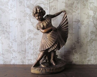 Statuette d’une petite fille danser avec boucles - bronzée Figure de jeune fille de plâtre grande français