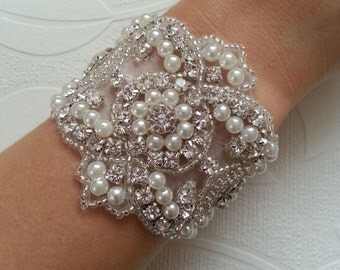 Luxury vintage style crystal and pearl bracelet/cuff, bride cuff, ivory pearl bracelet wedding cuff bridesmaid bracelet bride bracelet cuff