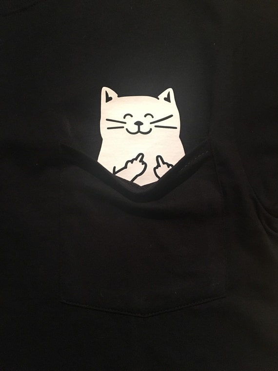 Gatto dito medio Pocket T Shirt