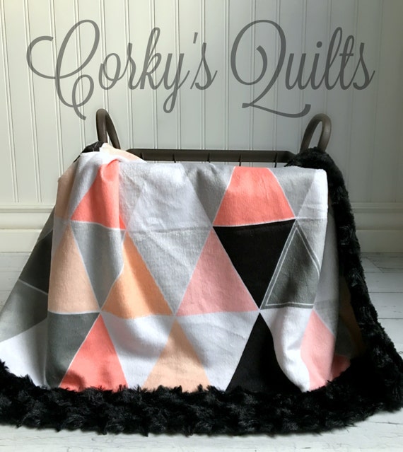 Couverture de bébé Minky - corail, gris, noir Designer géométriques Triangles Minky - noir