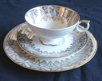 Special tea cup, saucer and plate, beautiful gold on ivory white, Bavaria Elfenbein Porzellan Sammelgedeck Oscar Schaller Germany, Art Deco