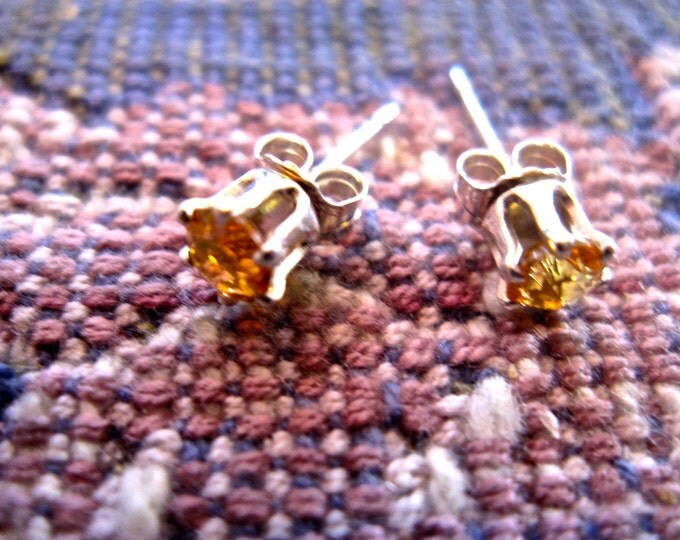 Citrine Studs, 4mm Round, Natural, Set in Sterling Silver E901