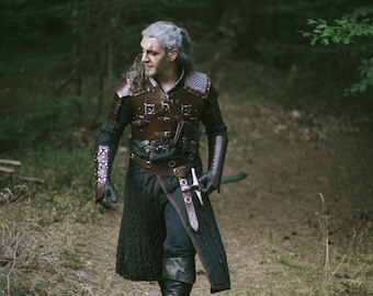 Witcher Gambeson - Costume Cosplay di Geralt. Gambeson witcher nero a maniche lunghe con cuoio di fissaggio per cosplay e altro