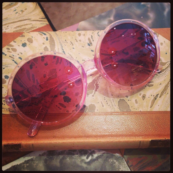 Retro sunglasses: Big round 70's model plastic pink.