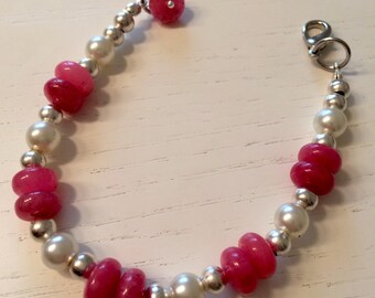 Pearl bracelet and pink stones