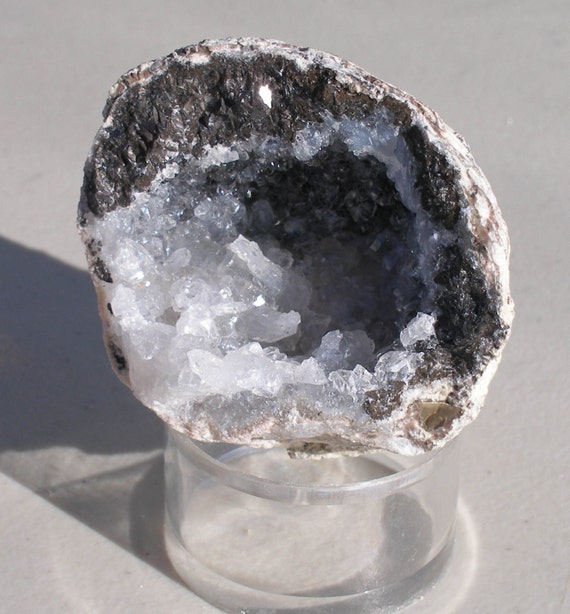 TG122 Fluorescent Crystal Geode Quartz Crystal Formations