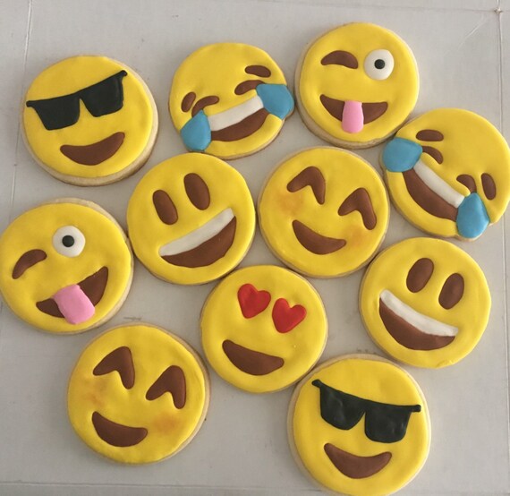 12 Emoji sugar cookies 3