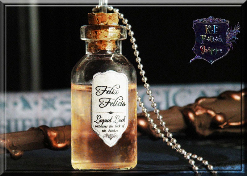 Зелье удачи. Felix Felicis Potion. Феликс Фелицис Гарри Поттер Кадр. Зелье удачи Гарри Поттер. Эликсир удачи Гарри Поттер.