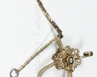 Vintage Glove Clip / Gold Tone / Filigree Flower Decoration