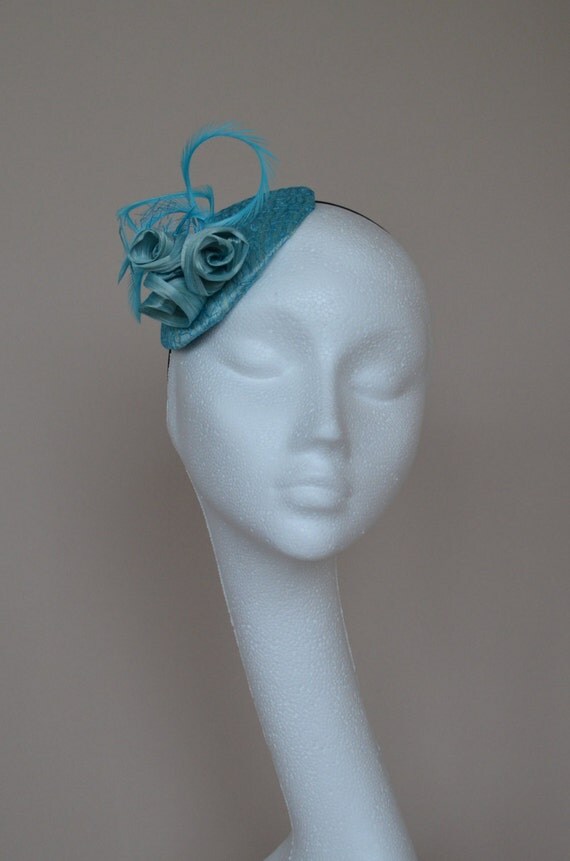 Aqua blue fascinator. Aqua blue silk wedding hat. Turquoise