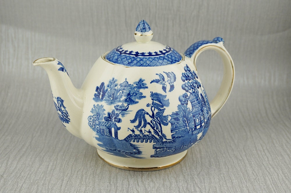 Blue and White Oriental Willow Pattern Sadler Tea Pot by LodyLoves