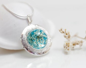 Queen Annes Lace flower necklace, Blue pressed Flower, victorian jewelry, resin, dry flowers, botanical