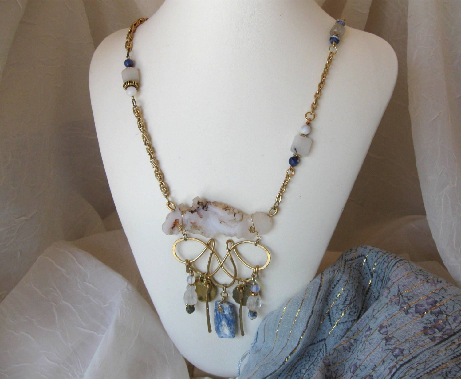 Agate Fantasy Mod pendant necklace with quartz blue sodalite