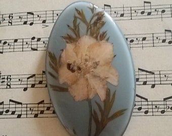 Oval pin dried flowers / Vintage 70's.