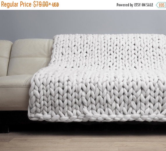 Chunky knit Blanket. Merino Wool Blanket. Bulky Blanket. Extreme Knitting by woolWow! Milk color.