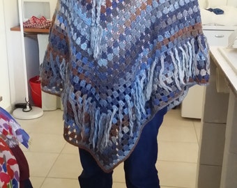 poncho with removable collar