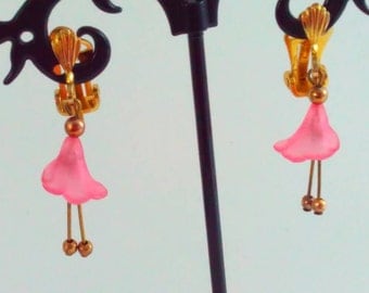 Vintage earrings, drop earrings, pink flower earrings, pink earrings, pink drop drops, long earrings, dangle earrings, gold tone earrings