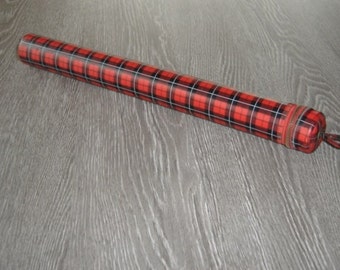 Range aiguilles tricoter. Boite écossaise. Scottish Box. Vintage. Retro. Pour tricot. For knitting