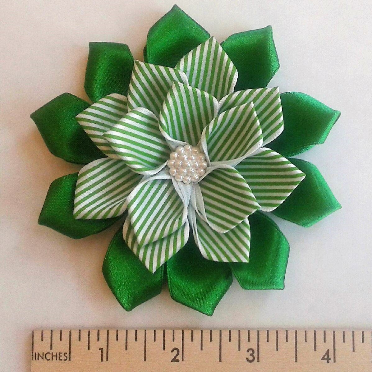 Flower clips in choice of colors. by MaravillaCreations on Etsy