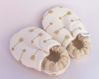 baby girl shoes, arrow shoes baby booties witho golden arrows baby shower gift ideas, soft sole baby booties, baby girl shoes