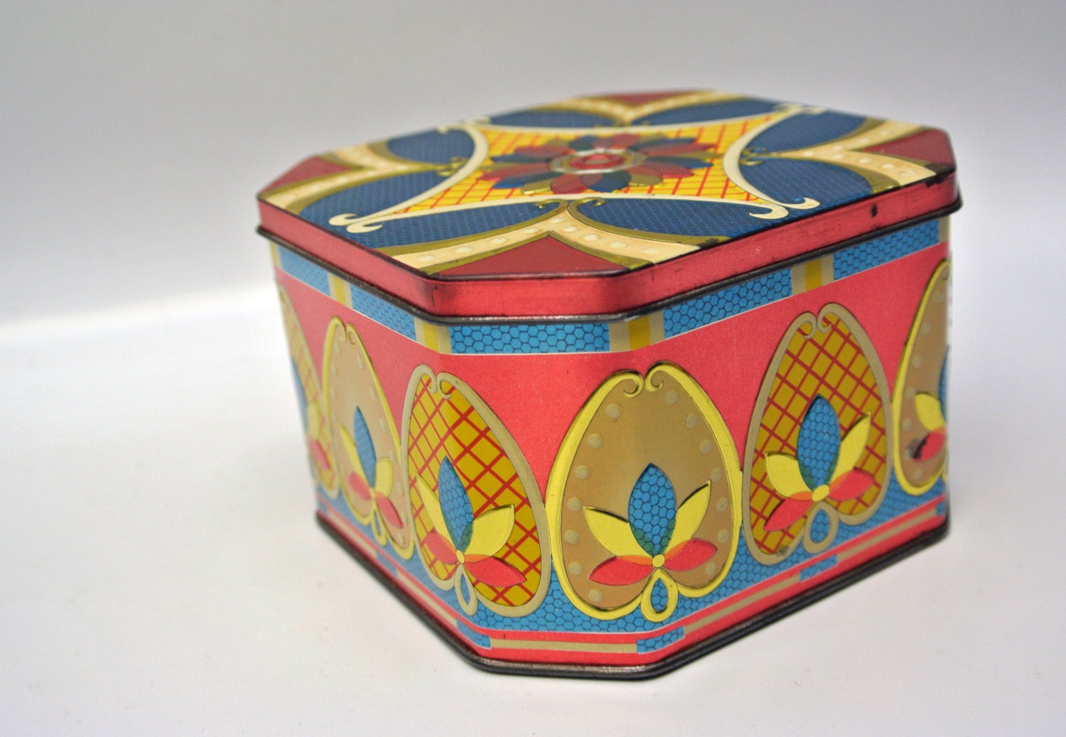 Bright cheerful octagon tin – Haute Juice