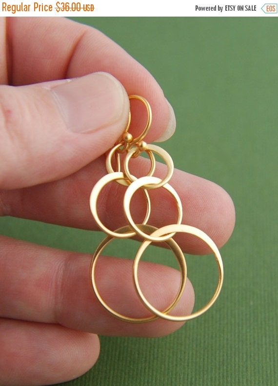 SALE 15 OFF Gold interlocking circle earrings by jersey608jewelry