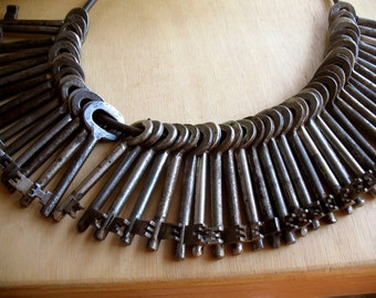 sale - 18 vintage skeleton keys - wedding favor - old iron keys (W-1f)