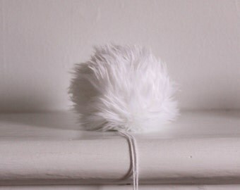 Polar Bear White Faux Fur Pompoms. Faux Fur Pompoms. White Faux Fur. Pompons en fourrure. Snap on pompom.