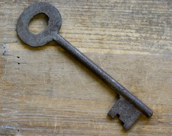 Cast Iron Skeleton Key - Key Charm - Vintage Keys - Old Fashioned Pendant - Jewelry Supplies (dsc_3656)