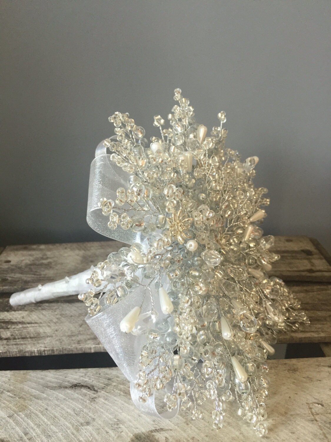 Wedding bouqet with crystal flowers white pearls crystal — free download