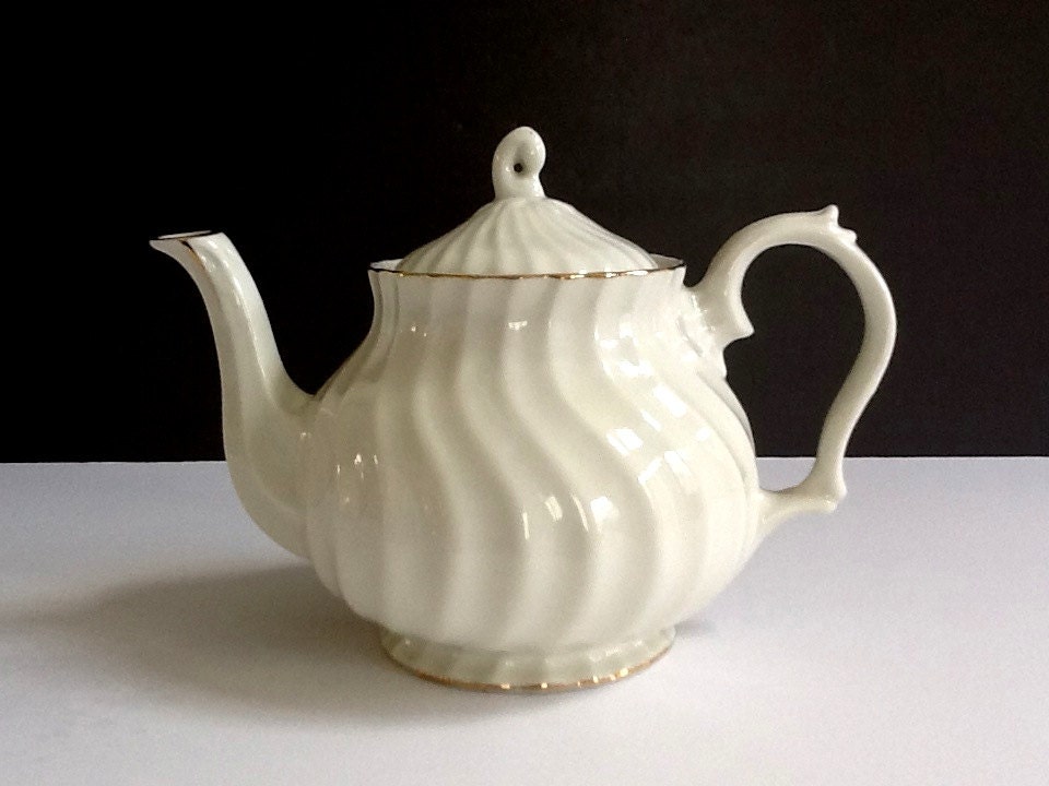 Cream White Porcelain Teapot 38 Ounces Gold Trim Robinson