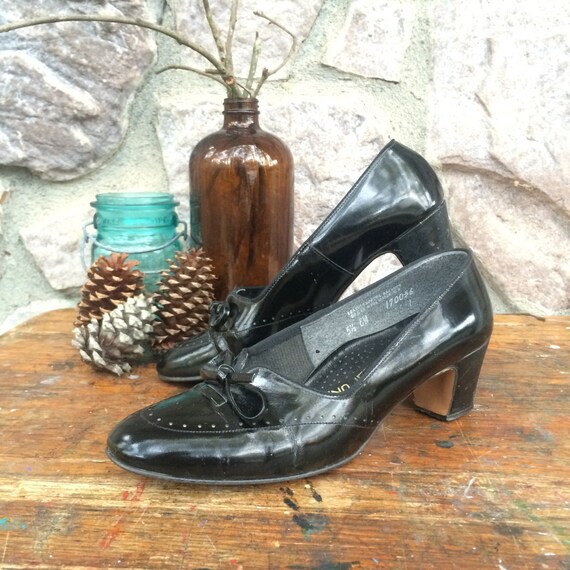 Vintage 60s Enna Jetticks Black Leather Spectator Pumps / High