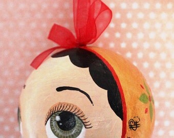 Lady hooded, 8cm in diameter, ornate Golden