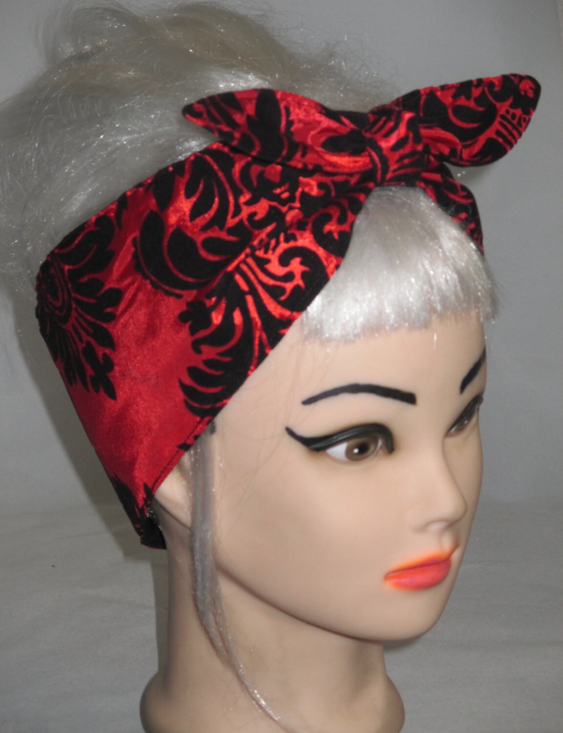 Cabeza pañuelo paliacate rojo de Damasco negro diadema estilo